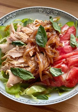 Une photo de Salade de thon à la sauce d’oignons aigre-douce