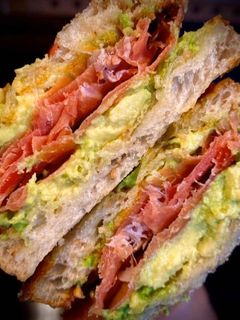 Una foto de Sándwich de jamón y aguacate
