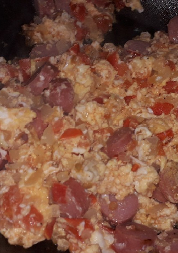 Una foto de Huevo revuelto con tomate y salchichas