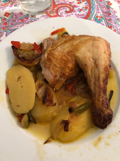 Una foto de Pollo al horno con manzana - verduras y patatas