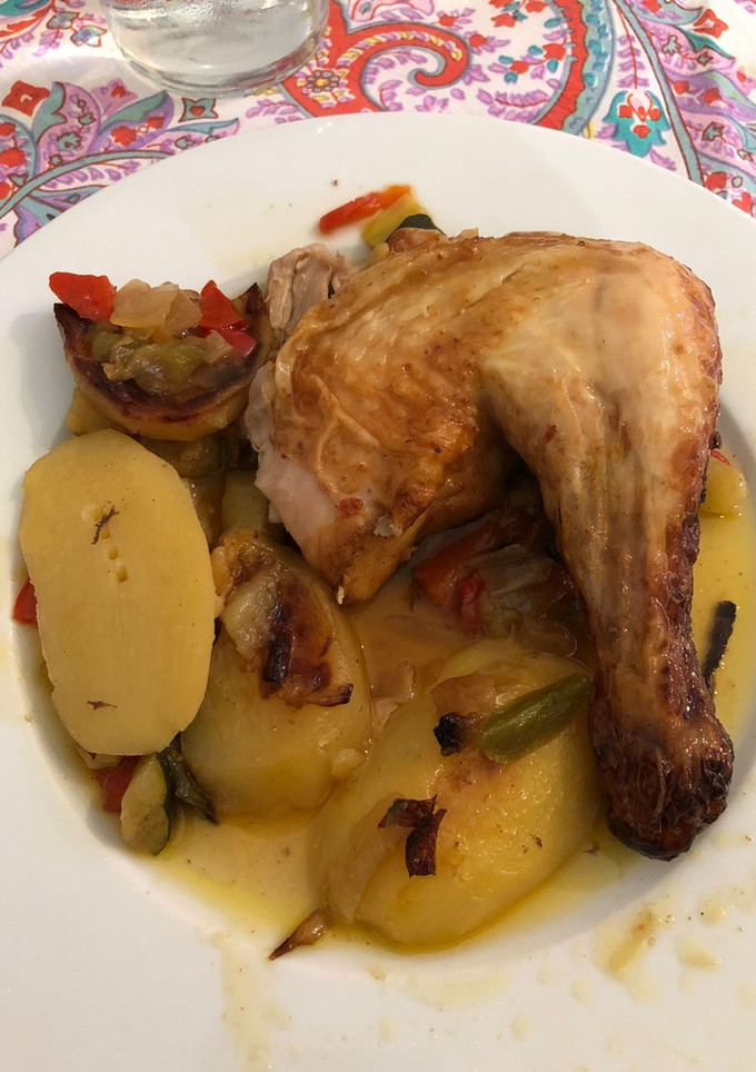 Una foto de Pollo al horno con manzana - verduras y patatas