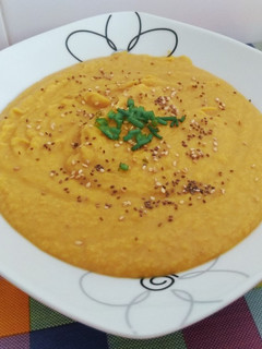 Una foto de Crema de calabaza y lentejas rojas