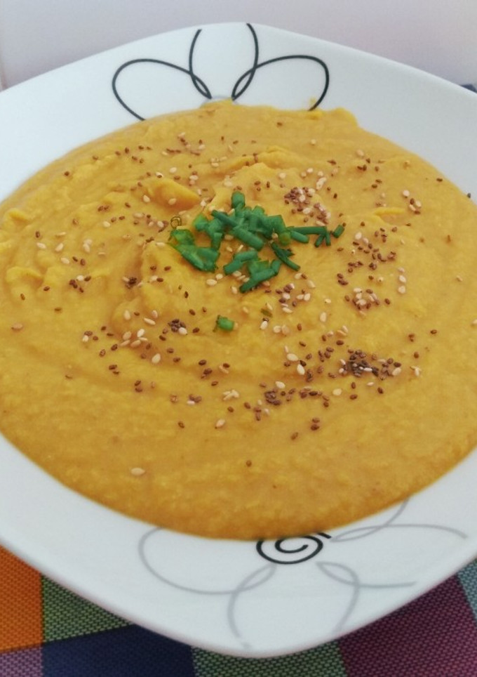 Una foto de Crema de calabaza y lentejas rojas
