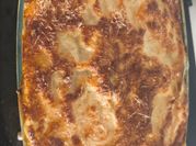 Una foto di lasagna salsiccia