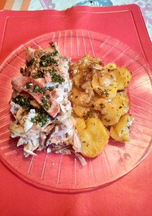 Una foto de Corvina Rellena al horno con papas y salsa blanca