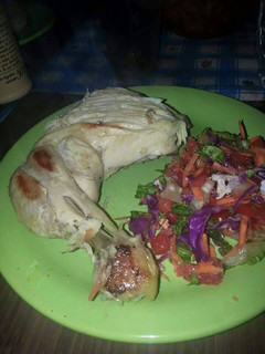 Una foto de Pollo al horno con ensalada colorida
