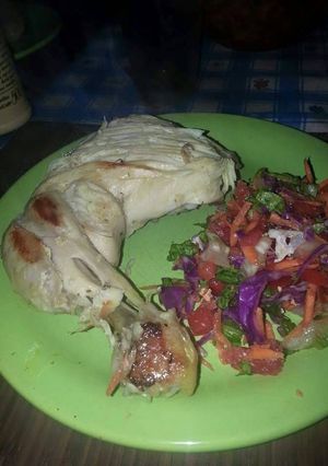 Una foto de Pollo al horno con ensalada colorida