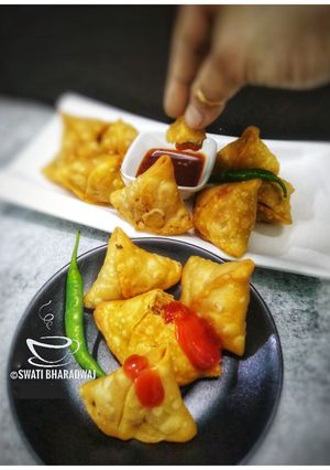 চিকেন স্টাফড সামোসা(Chicken Stuffed Samosa recipe in Bengali) রেসিপির প্রধান ছবি