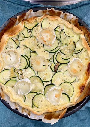 Une photo de Tarte courgette, chèvre-miel 🍯