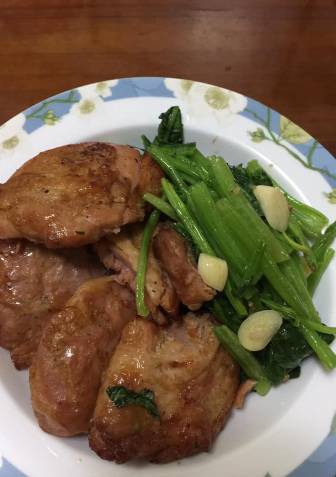 簡易便當料理-氣炸雞排+菠菜 的食譜成品照片