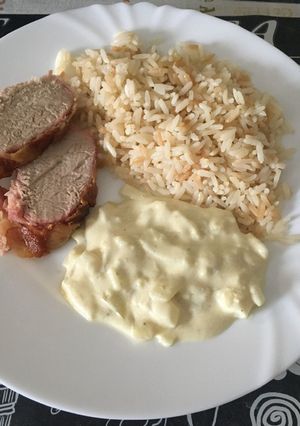 Sertésszűz hagymamártással, rizzsel recept fotója