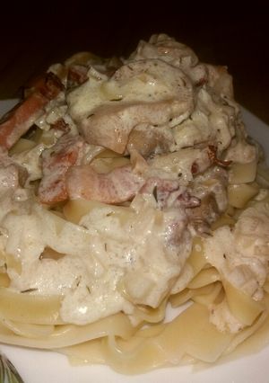 O poză a rețetei Tagliatelle cu șuncă și ciuperci.