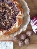Galletta salata di sfoglia radicchio, noci e gorgonzola