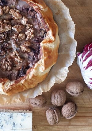 Foto di Galletta salata di sfoglia radicchio, noci e gorgonzola