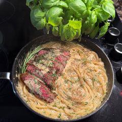A picture of Steak pasta 🍝.