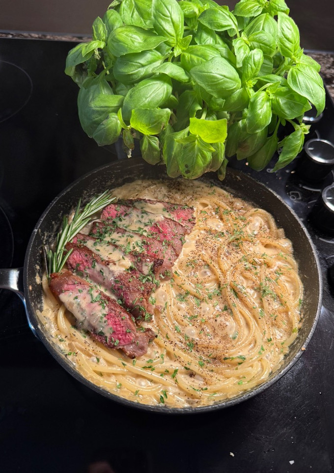 A picture of Steak pasta 🍝.
