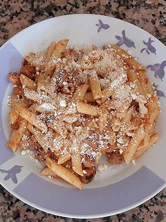 Una foto de Macarrones con longaniza y especias pasta Laybe