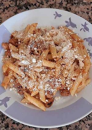 Una foto de Macarrones con longaniza y especias pasta Laybe