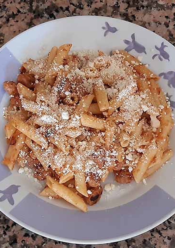 Una foto de Macarrones con longaniza y especias pasta Laybe