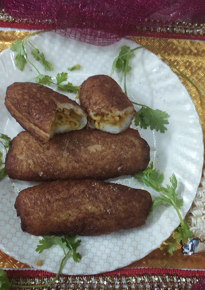 क्रिस्पी मैगी रोल(Crispy maggi roll recipe in Hindi) रेसिपी मुख्य फोटो