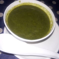 A picture of Spanich and carrot soup.