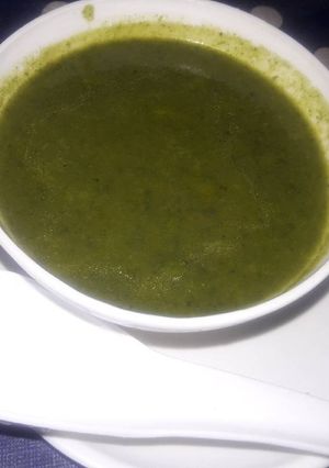 A picture of Spanich and carrot soup.