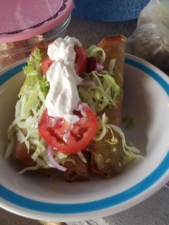 Una foto de Tacos dorados de pollo