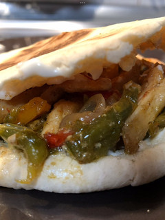 Una foto de Pita con pollo al estilo fajita