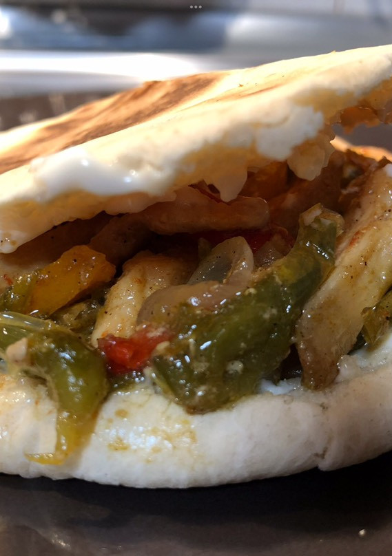 Una foto de Pita con pollo al estilo fajita