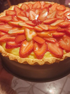 Una foto de Tarta de crema y frutilla