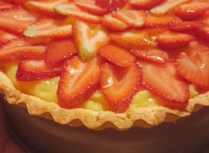 Una foto de Tarta de crema y frutilla