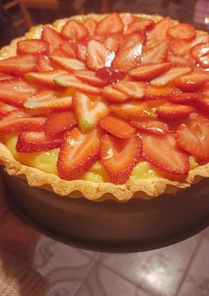 Una foto de Tarta de crema y frutilla
