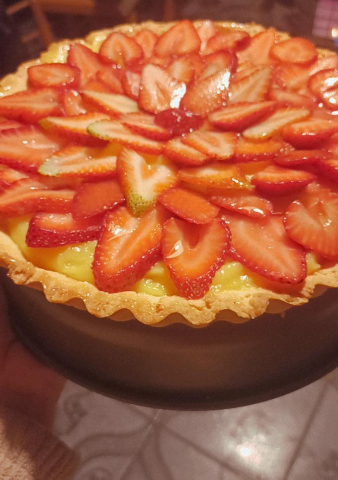 Una foto de Tarta de crema y frutilla