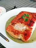Salmón dorado sobre salsa de perejil 🌿✨
