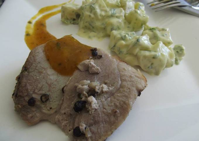 Foto principal de Pierna de cerdo  a las tres  pimientas con cully de calabaza de castilla o zapallo y ensalada  de chayote  con huauzontle