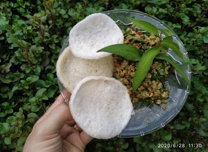 Hình của món Hến xúc bánh phồng tôm.