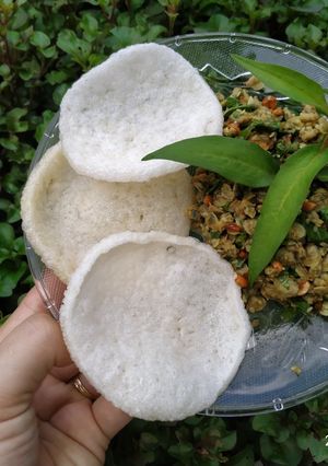Hình của món Hến xúc bánh phồng tôm.