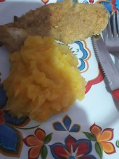 Una foto de Milanesa de Supremas con puré