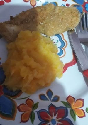 Una foto de Milanesa de Supremas con puré