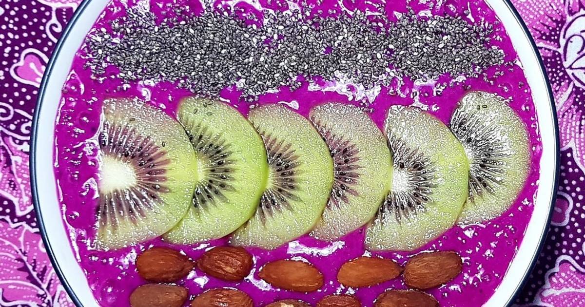 Resep Smoothies bowl pisang dan buah naga dengan topping almond, kiwi
