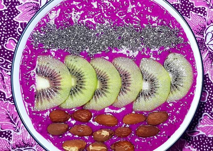 Resep Smoothies Bowl Pisang Dan Buah Naga Dengan Topping Almond, Kiwi ...