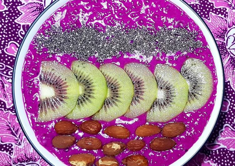 Resep Smoothies bowl pisang dan buah naga dengan topping almond, kiwi dan chia seeds, Bikin Ngiler
