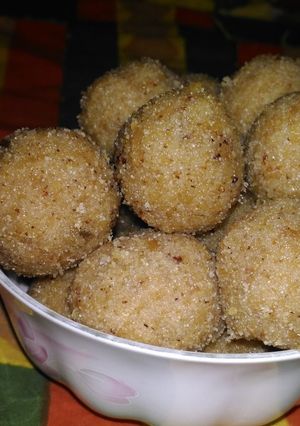 A picture of Suji laddu.