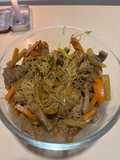 Salteado de carne con verduras, soja y fideos de arroz