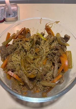 Una foto de Salteado de carne con verduras, soja y fideos de arroz