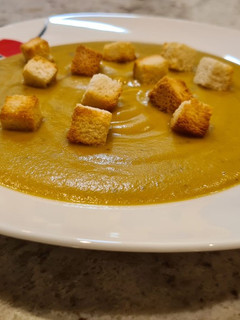 Una foto de Crema de berenjenas, calabacín, patatas y zanahorias