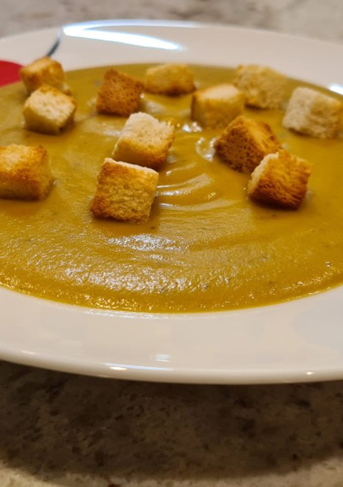 Una foto de Crema de berenjenas, calabacín, patatas y zanahorias