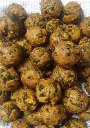 A picture of Methi muthiya.