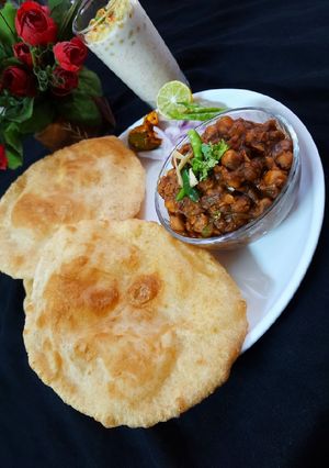 छोले भटूरे (chole bhature recipe in Hindi) रेसिपी मुख्य फोटो