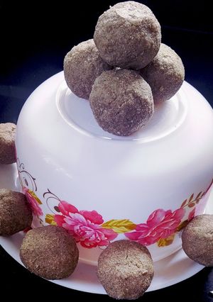 बाजरा आटा के लड्डू(Bajra aata ke laddu recipe in Hindi) रेसिपी मुख्य फोटो